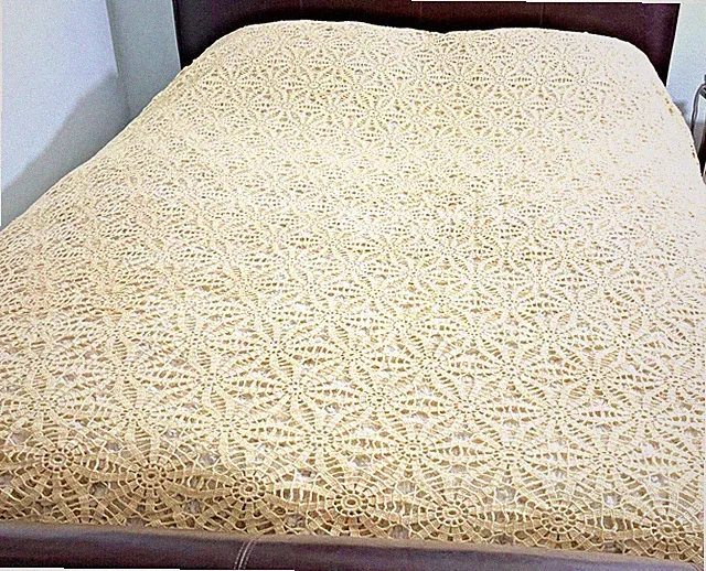 Vintage Bed Topper Tablecloth Hand Crochet Ivory Lace Pinwheel 103" X 94"